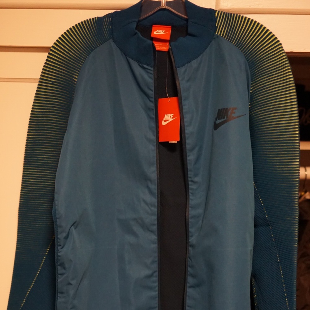 Nike dynamic reveal jacket